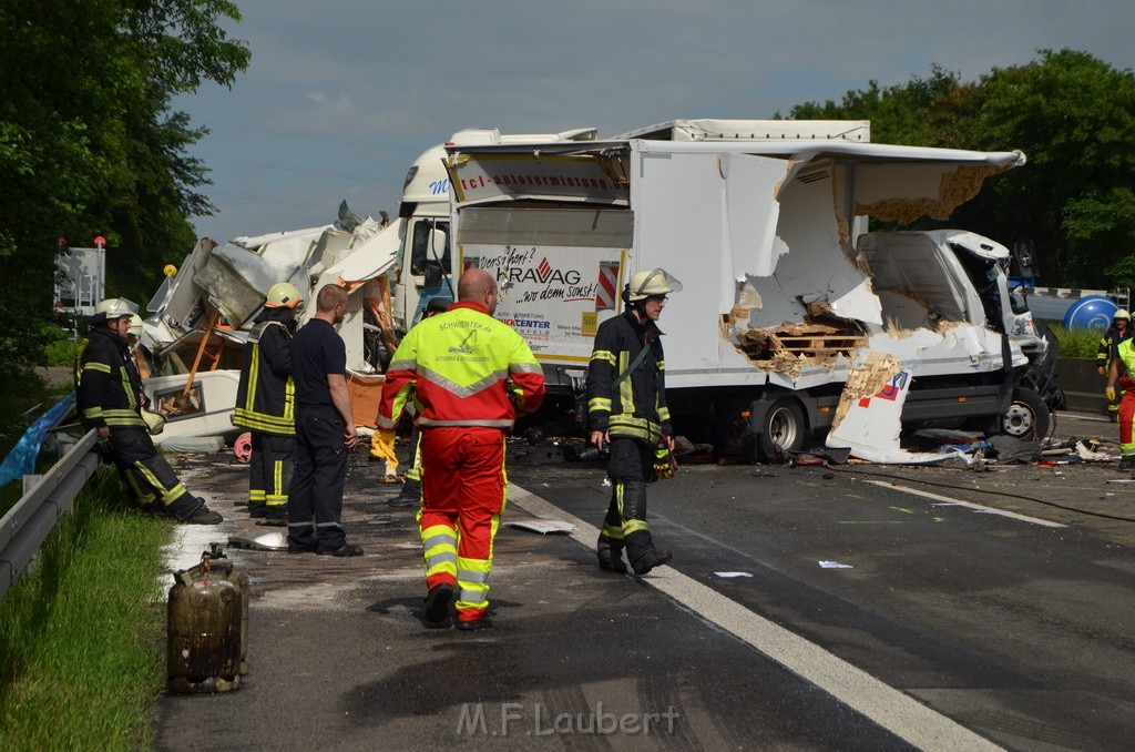 Schwerer VU A 1 Rich Koeln hinter AS Burscheid P257.JPG - Miklos Laubert